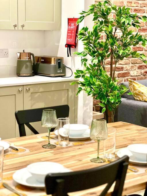 Brand New Apt - Beach Breeze Spacious 1-Bedroom Apartment With Parking - Sleeps 4 Ppl- Internet 伯恩茅斯 外观 照片