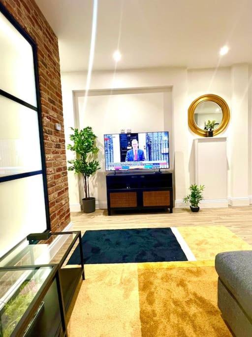 Brand New Apt - Beach Breeze Spacious 1-Bedroom Apartment With Parking - Sleeps 4 Ppl- Internet 伯恩茅斯 外观 照片