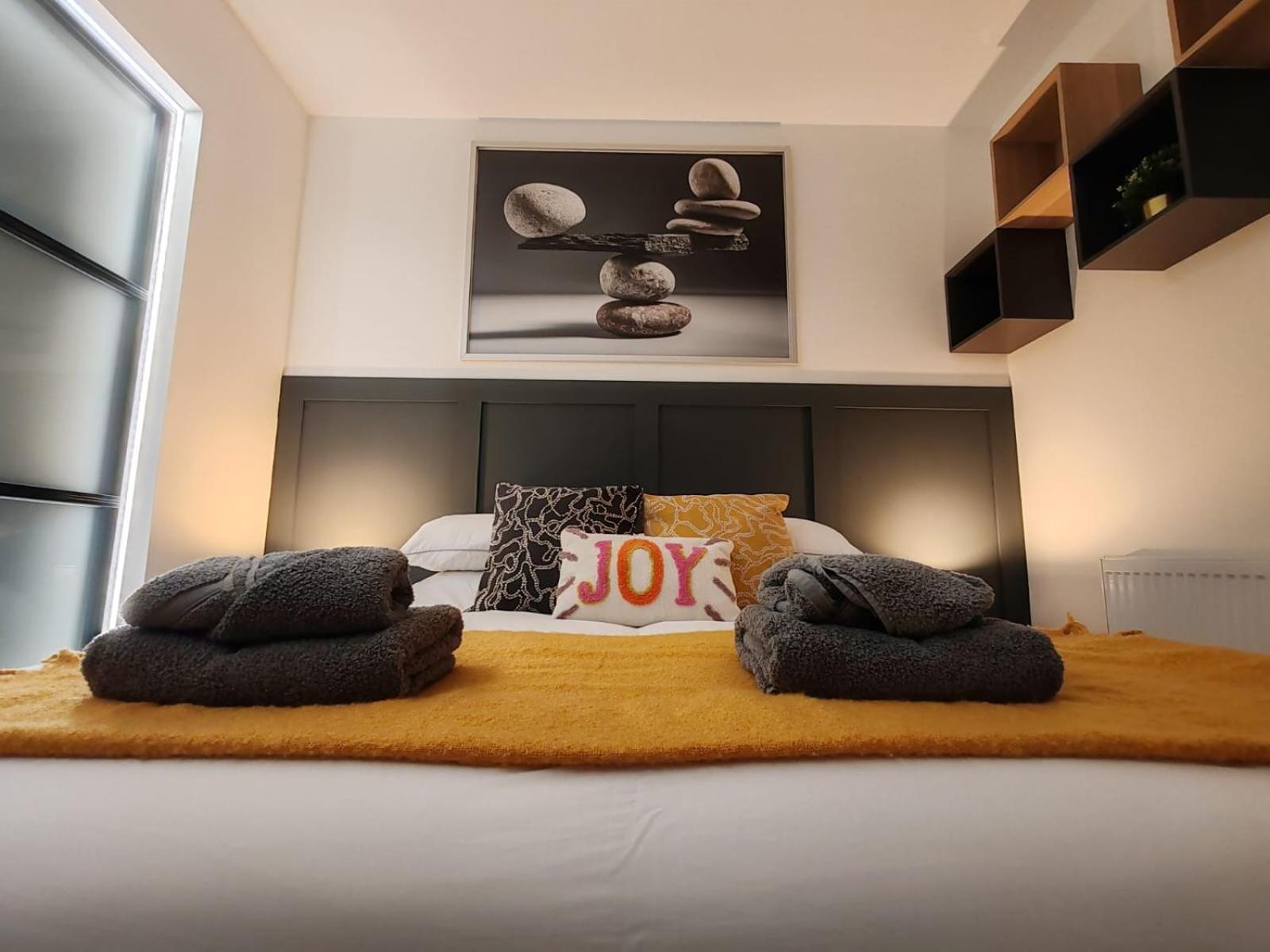 Brand New Apt - Beach Breeze Spacious 1-Bedroom Apartment With Parking - Sleeps 4 Ppl- Internet 伯恩茅斯 外观 照片