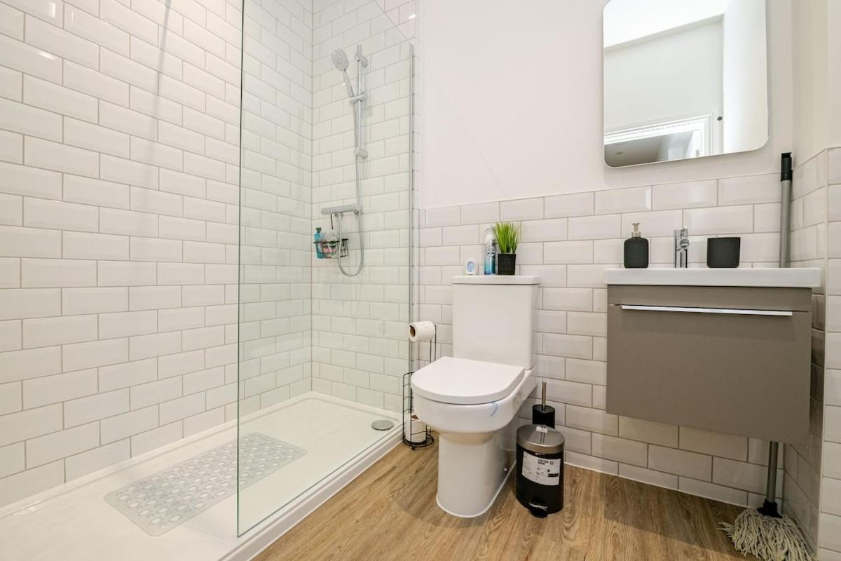 Brand New Apt - Beach Breeze Spacious 1-Bedroom Apartment With Parking - Sleeps 4 Ppl- Internet 伯恩茅斯 外观 照片