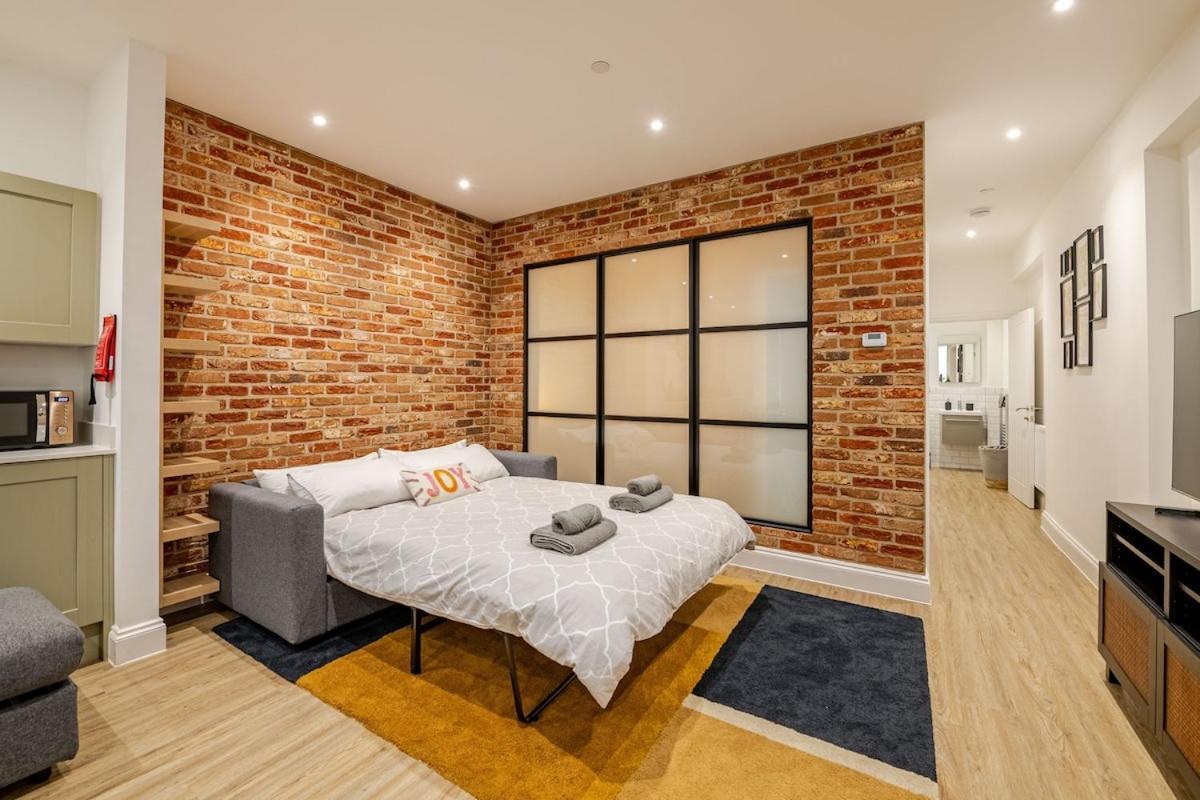 Brand New Apt - Beach Breeze Spacious 1-Bedroom Apartment With Parking - Sleeps 4 Ppl- Internet 伯恩茅斯 外观 照片
