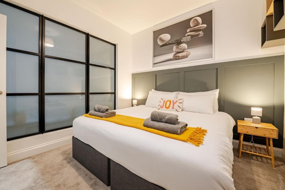 Brand New Apt - Beach Breeze Spacious 1-Bedroom Apartment With Parking - Sleeps 4 Ppl- Internet 伯恩茅斯 外观 照片