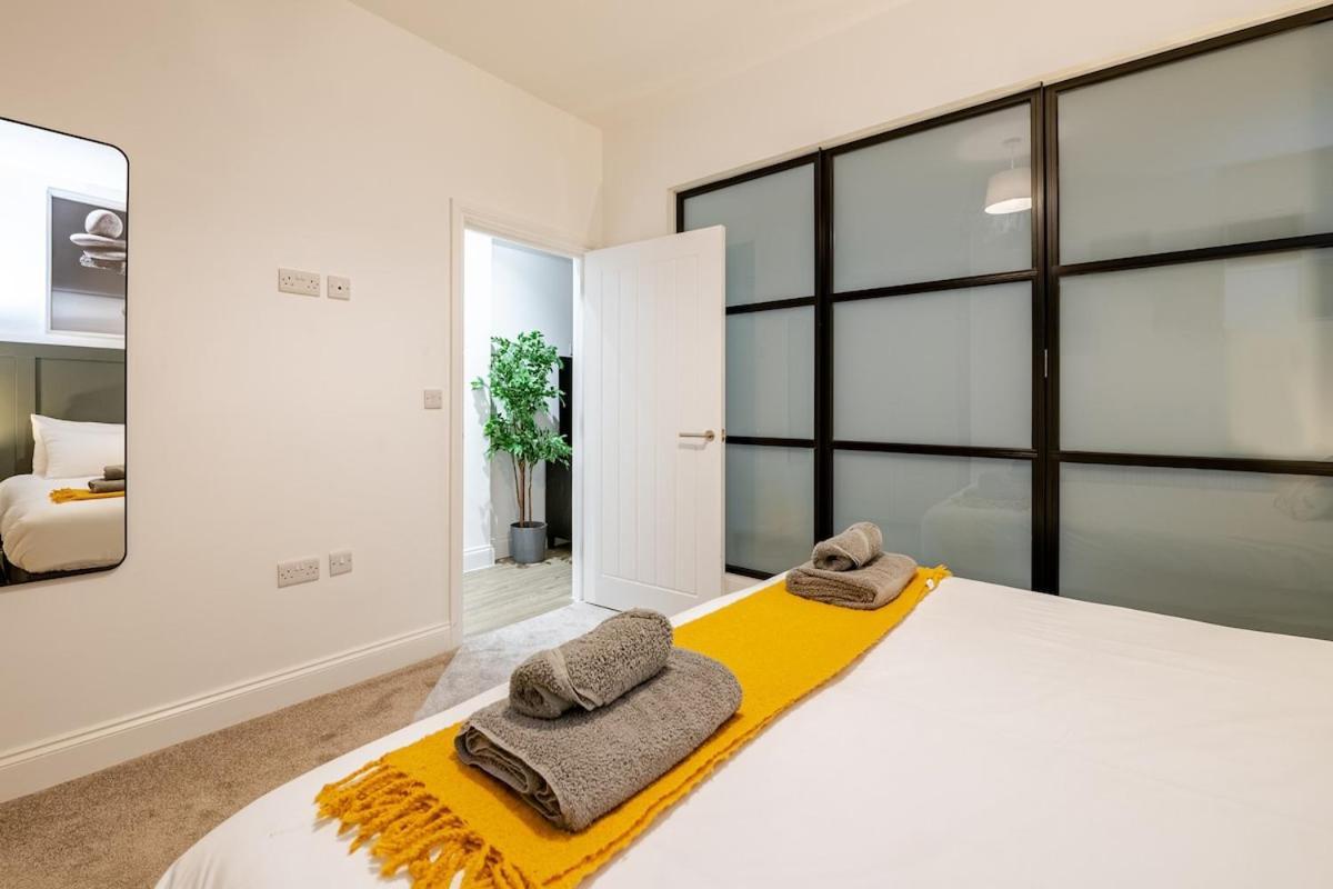 Brand New Apt - Beach Breeze Spacious 1-Bedroom Apartment With Parking - Sleeps 4 Ppl- Internet 伯恩茅斯 外观 照片