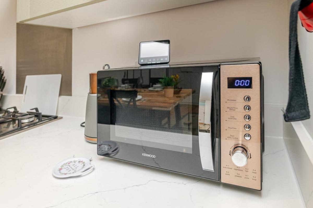 Brand New Apt - Beach Breeze Spacious 1-Bedroom Apartment With Parking - Sleeps 4 Ppl- Internet 伯恩茅斯 外观 照片