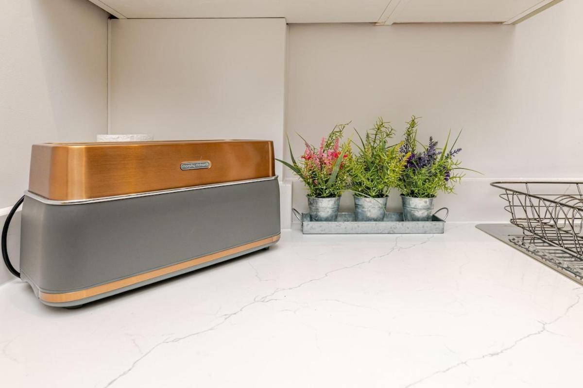 Brand New Apt - Beach Breeze Spacious 1-Bedroom Apartment With Parking - Sleeps 4 Ppl- Internet 伯恩茅斯 外观 照片