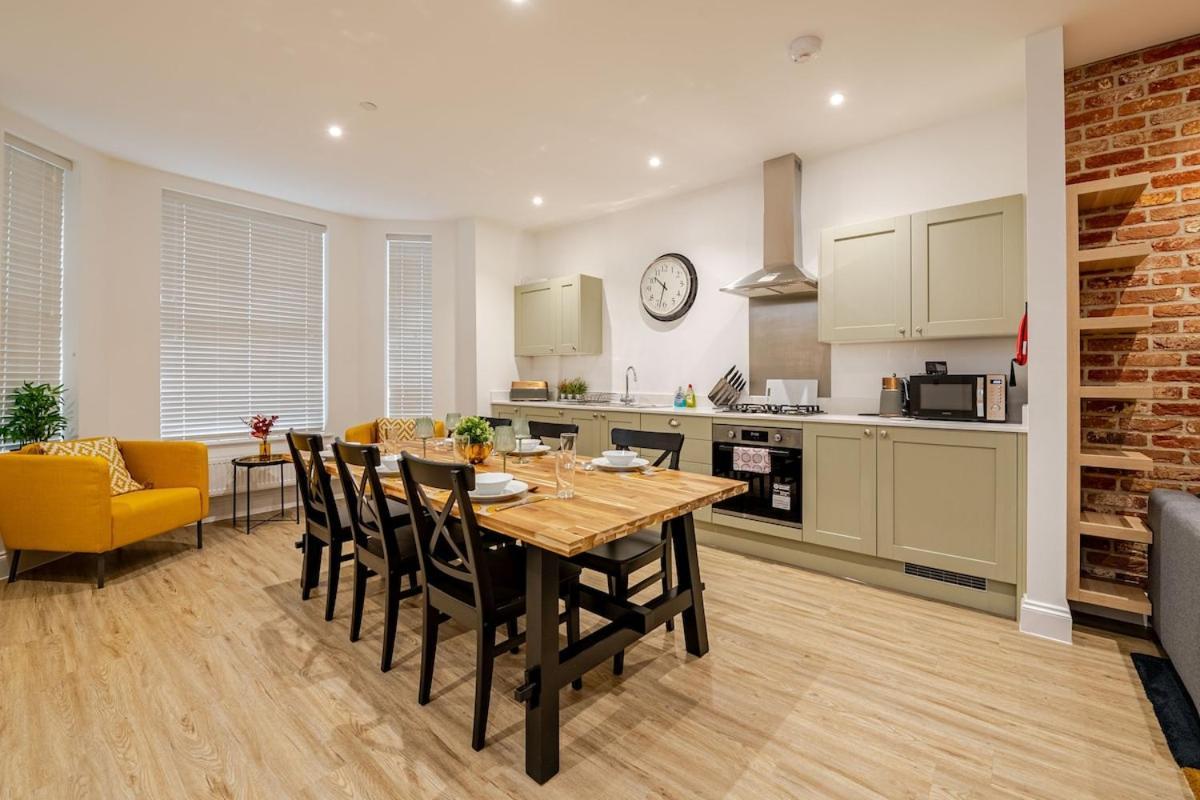 Brand New Apt - Beach Breeze Spacious 1-Bedroom Apartment With Parking - Sleeps 4 Ppl- Internet 伯恩茅斯 外观 照片