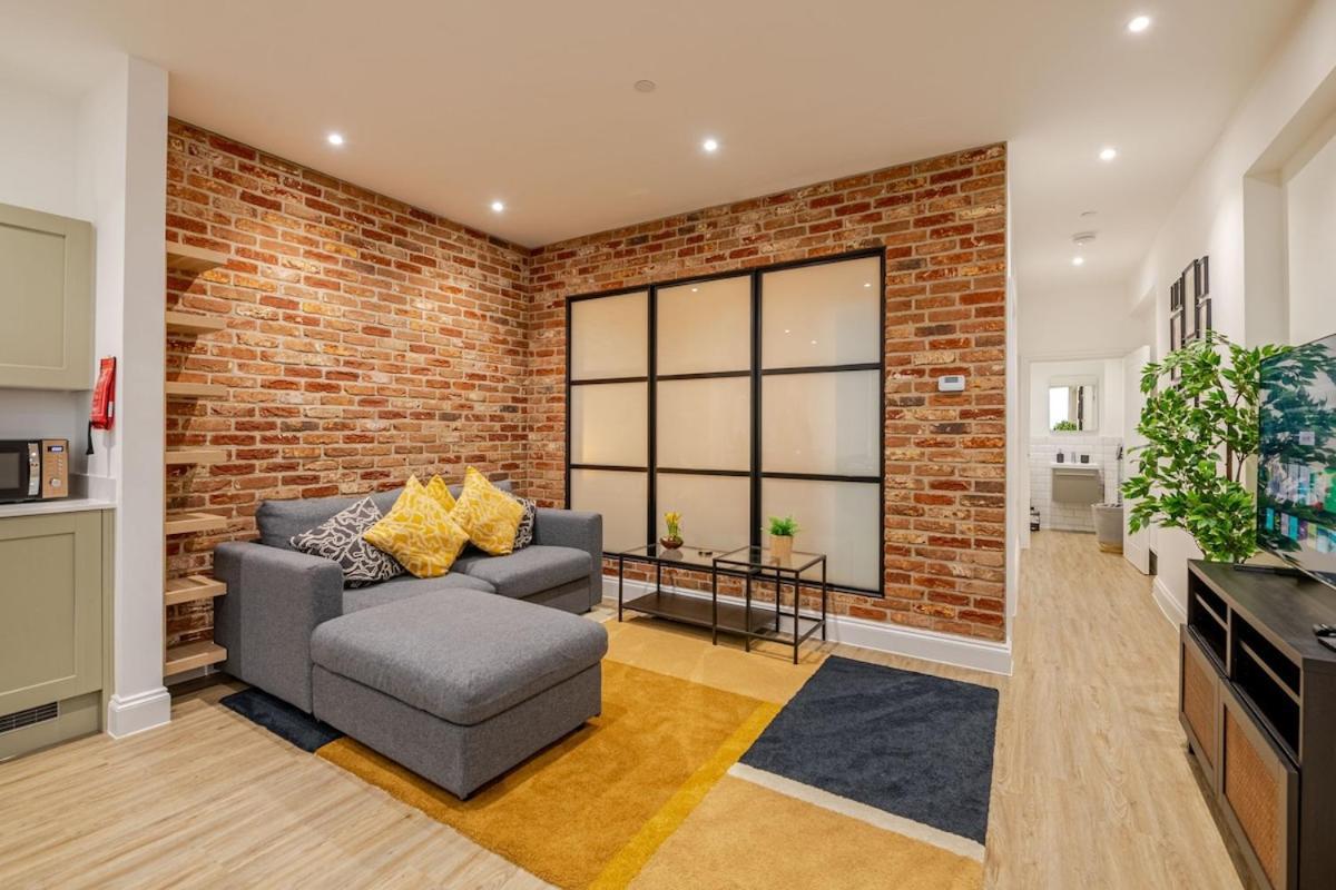 Brand New Apt - Beach Breeze Spacious 1-Bedroom Apartment With Parking - Sleeps 4 Ppl- Internet 伯恩茅斯 外观 照片