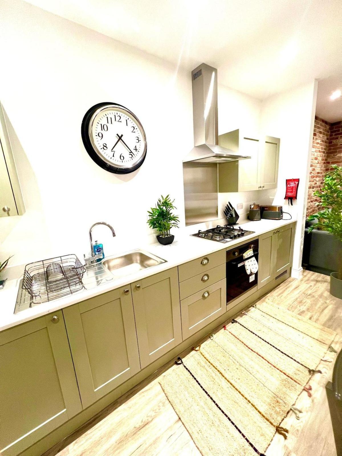 Brand New Apt - Beach Breeze Spacious 1-Bedroom Apartment With Parking - Sleeps 4 Ppl- Internet 伯恩茅斯 外观 照片