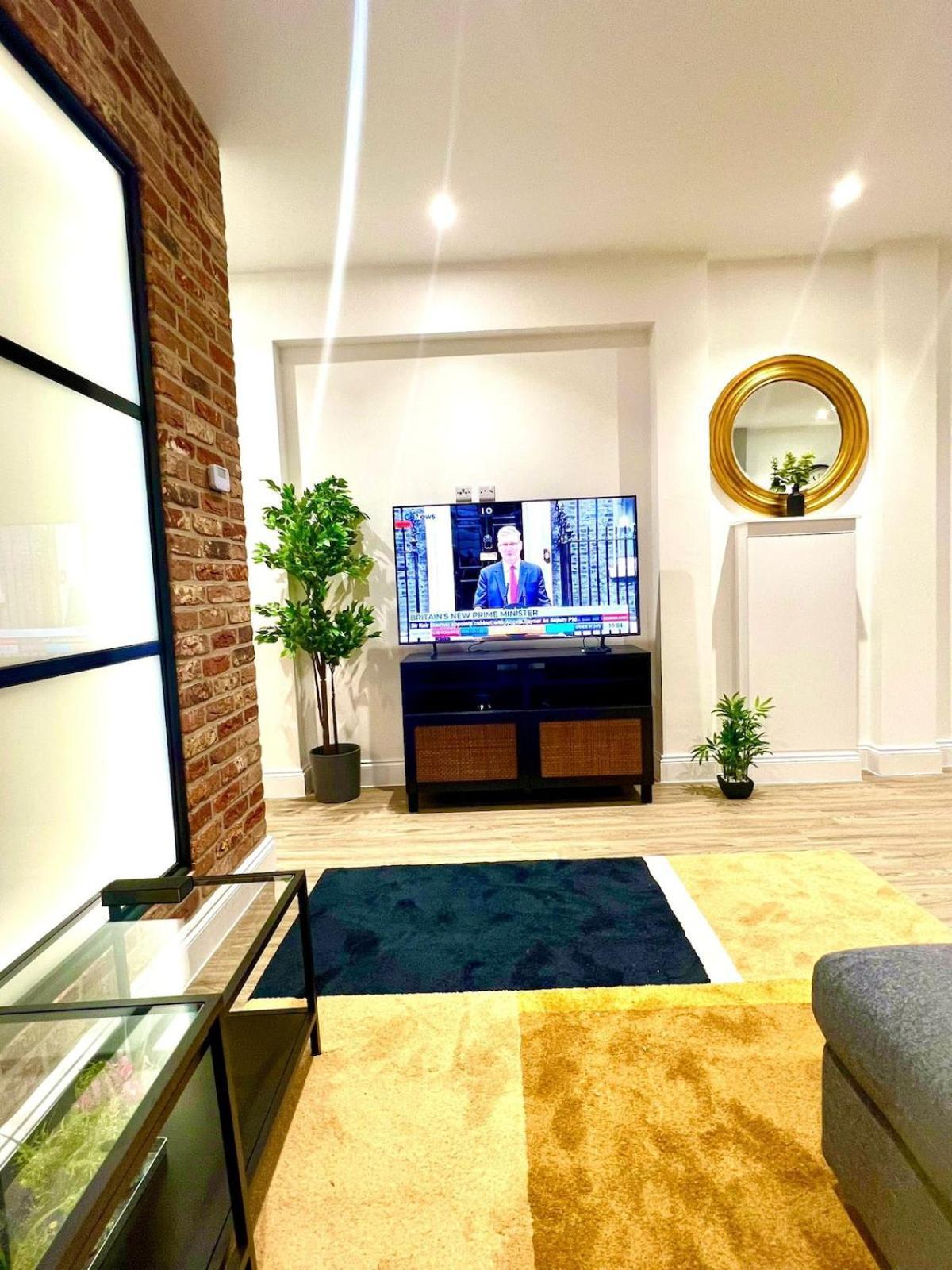 Brand New Apt - Beach Breeze Spacious 1-Bedroom Apartment With Parking - Sleeps 4 Ppl- Internet 伯恩茅斯 外观 照片